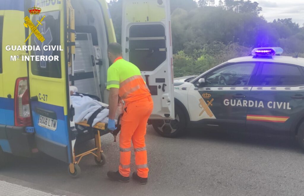 La Guardia Civil detiene a un varón por robo con fuerza a uno de los presuntos autores de un robo en una vivienda de Salceda de Caselas tras fracturarse varios huesos al huir por un balcón · El detenido fue trasladado en ambulancia al juzgado, escoltado por una patrulla de la Guardia Civil debido a las lesiones sufridas durante la huida 09 de septiembre de 2026.- A las 22.20 horas del seis de septiembre una patrulla de la Guardia Civil de seguridad ciudadana se personó en una vivienda del municipio de Salceda de Caselas tras recibir un aviso del COC porque presuntamente una persona se había precipitado desde el balcón de una vivienda. Personados en el lugar, los agentes comprobaron que, tendido en la acera había un varón mayor de edad, extranjero, consciente y sin poder moverse. Allí se entrevistaron con las personas presentes entre las cuales estaba el dueño de una vivienda. Este último indicó que, al regresar a su domicilio esa noche, se encontró con el bombín de la puerta trasera roto y al entrar escuchó un alboroto porque en su interior había al menos dos personas. Una de estas personas habría logrado escapar por la parte trasera mientras que otra, el mencionado ciudadano extranjero, decidió saltar desde el balcón del primer piso a la carretera. A consecuencia de esta caída, el varón sufrió lesiones de diversa gravedad incluyendo fracturas en diversos huesos, por lo que hubo de ser trasladado al Hospital Álvaro Cunqueiro de Vigo en calidad de detenido por autor de un delito de robo con fuerza en vivienda en grado de tentativa. Además, una vez comprobadas las bases de datos, se constata que es residente en Murcia y, además de diversos antecedentes policiales, le figuraba una requisitoria judicial de búsqueda, detención y personación. El día ocho de septiembre fue puesto a disposición judicial en el Juzgado de Guardia de O Porriño a las 10:00 horas. Para trasladarle se requirió de una ambulancia escoltada por una patrulla de la guardia civil ya que el detenido solo se puede mover en camilla debido a sus lesiones. Una vez concluida la vista, fue puesto en libertad y regresó en ambulancia al hospital para seguir con su recuperación, pendiente de comparecer en el Juzgado cuando sea requerido para ello.