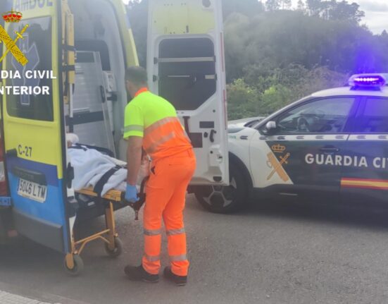 La Guardia Civil detiene a un varón por robo con fuerza a uno de los presuntos autores de un robo en una vivienda de Salceda de Caselas tras fracturarse varios huesos al huir por un balcón · El detenido fue trasladado en ambulancia al juzgado, escoltado por una patrulla de la Guardia Civil debido a las lesiones sufridas durante la huida 09 de septiembre de 2026.- A las 22.20 horas del seis de septiembre una patrulla de la Guardia Civil de seguridad ciudadana se personó en una vivienda del municipio de Salceda de Caselas tras recibir un aviso del COC porque presuntamente una persona se había precipitado desde el balcón de una vivienda. Personados en el lugar, los agentes comprobaron que, tendido en la acera había un varón mayor de edad, extranjero, consciente y sin poder moverse. Allí se entrevistaron con las personas presentes entre las cuales estaba el dueño de una vivienda. Este último indicó que, al regresar a su domicilio esa noche, se encontró con el bombín de la puerta trasera roto y al entrar escuchó un alboroto porque en su interior había al menos dos personas. Una de estas personas habría logrado escapar por la parte trasera mientras que otra, el mencionado ciudadano extranjero, decidió saltar desde el balcón del primer piso a la carretera. A consecuencia de esta caída, el varón sufrió lesiones de diversa gravedad incluyendo fracturas en diversos huesos, por lo que hubo de ser trasladado al Hospital Álvaro Cunqueiro de Vigo en calidad de detenido por autor de un delito de robo con fuerza en vivienda en grado de tentativa. Además, una vez comprobadas las bases de datos, se constata que es residente en Murcia y, además de diversos antecedentes policiales, le figuraba una requisitoria judicial de búsqueda, detención y personación. El día ocho de septiembre fue puesto a disposición judicial en el Juzgado de Guardia de O Porriño a las 10:00 horas. Para trasladarle se requirió de una ambulancia escoltada por una patrulla de la guardia civil ya que el detenido solo se puede mover en camilla debido a sus lesiones. Una vez concluida la vista, fue puesto en libertad y regresó en ambulancia al hospital para seguir con su recuperación, pendiente de comparecer en el Juzgado cuando sea requerido para ello.