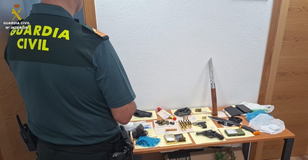 La Guardia Civil localiza dos armas de fuego y posible cocaína ocultas en un monte de Nigrán