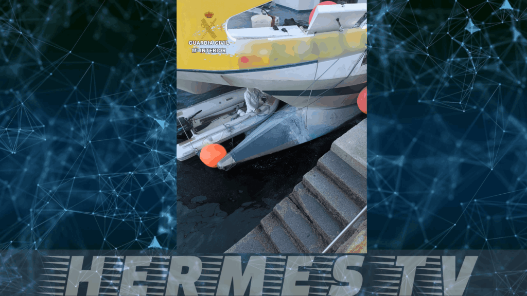 La Guardia Civil inestiga posibles vertidos durante los trabajos de reparación de un catamarán en el puerto de Bueu