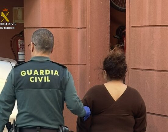 La Guardia Civil detiene en Cangas a una mujer implicada en una estafa bancaria de más de 47.000 euros tras sustraer carteras y móviles