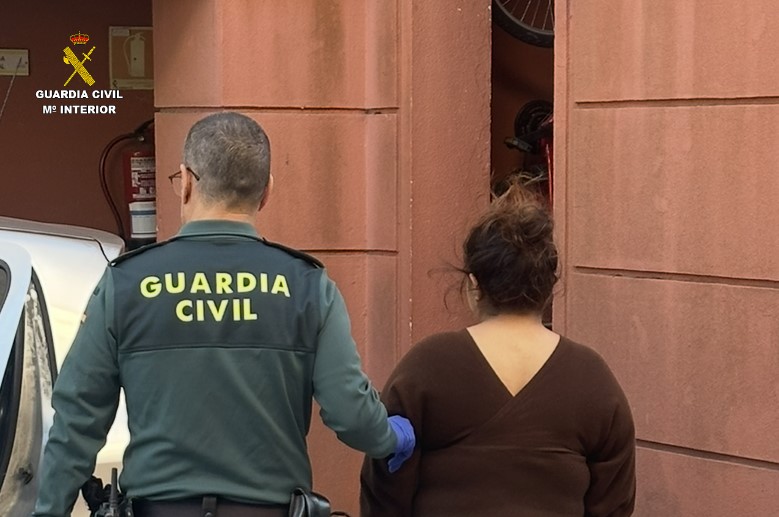 La Guardia Civil detiene en Cangas a una mujer implicada en una estafa bancaria de más de 47.000 euros tras sustraer carteras y móviles
