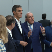 Pedro Sánchez destaca el compromiso del Gobierno con la industria aeroespacial y de la automoción, en su visita al centro industrial Delta Vigo PTL Valladares, en Vigo