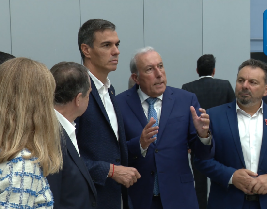 Pedro Sánchez destaca el compromiso del Gobierno con la industria aeroespacial y de la automoción, en su visita al centro industrial Delta Vigo PTL Valladares, en Vigo