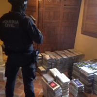 La Guardia Civil incauta casi tres toneladas de cocaína y cuatro fusiles de asalto ocultos en una casa rural en Guadalajara